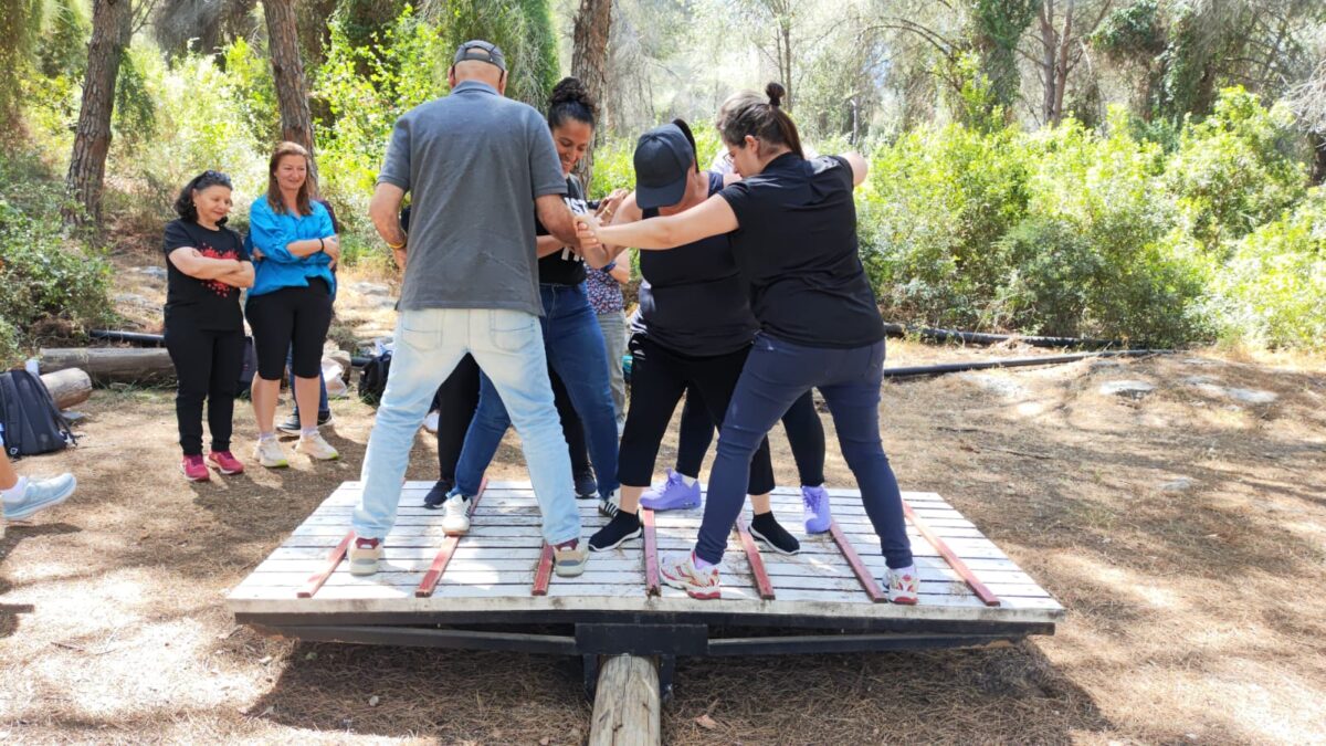 אנשים עומדים על רפסודה מעץ